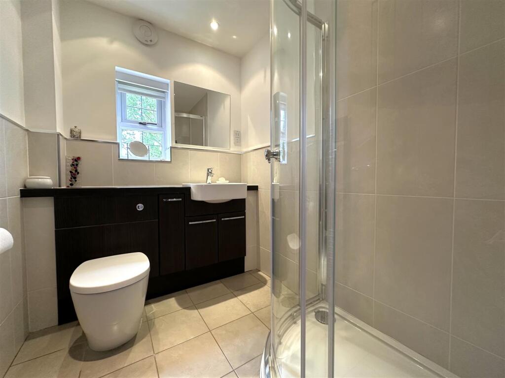 Family Shower Room 376