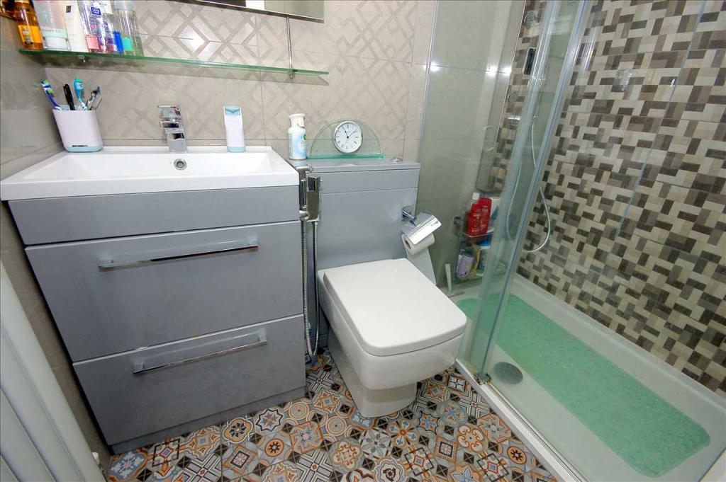 EN-SUITE SHOWER ROOM