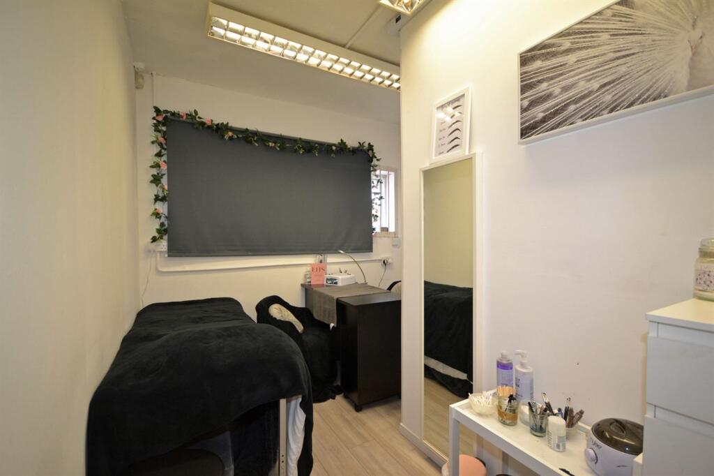 Beauty/Treatment Room (L-shaped)