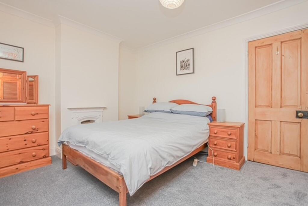 56 Harpes Road bedroom 2.jpg