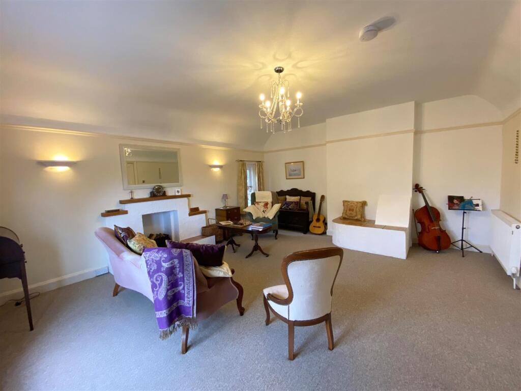 Living Room 2.jpg