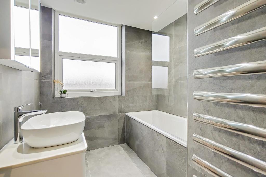 9_Bathroom-0.jpg
