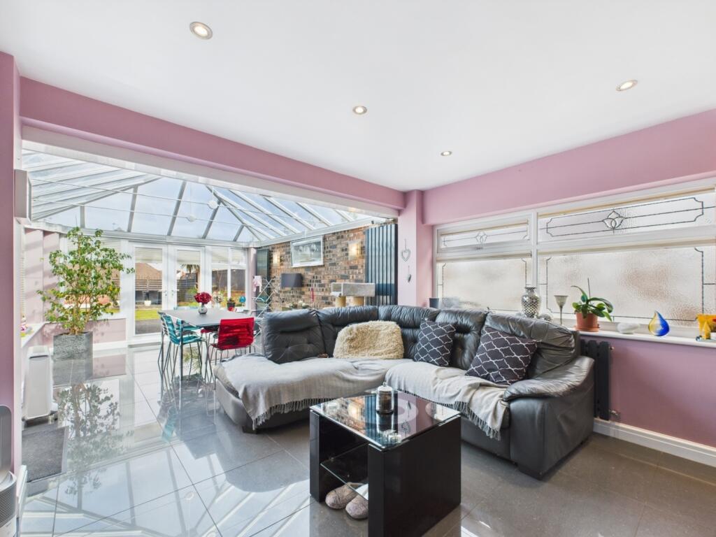 CAM02386G0-PR0122-STILL020