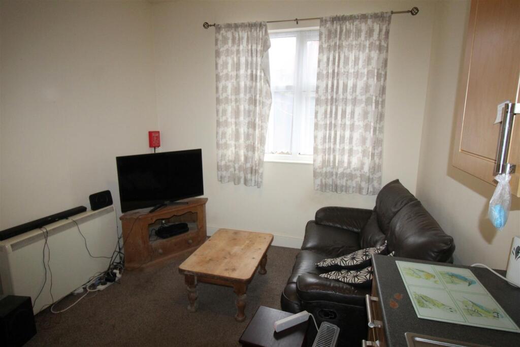 Open plan kitchen / lounge