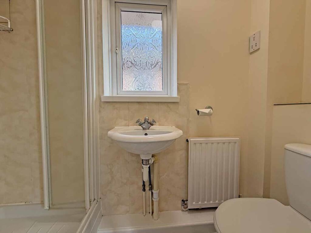 The Limes 4 En-Suite.jpg
