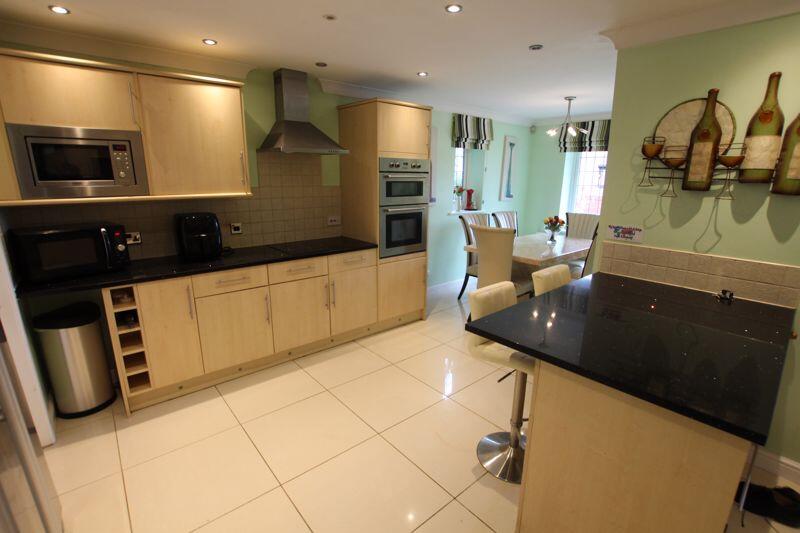 KITCHEN/DINING ROOM