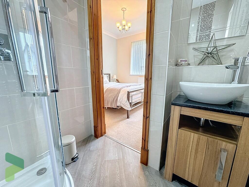 Bedroom 3 en suit...