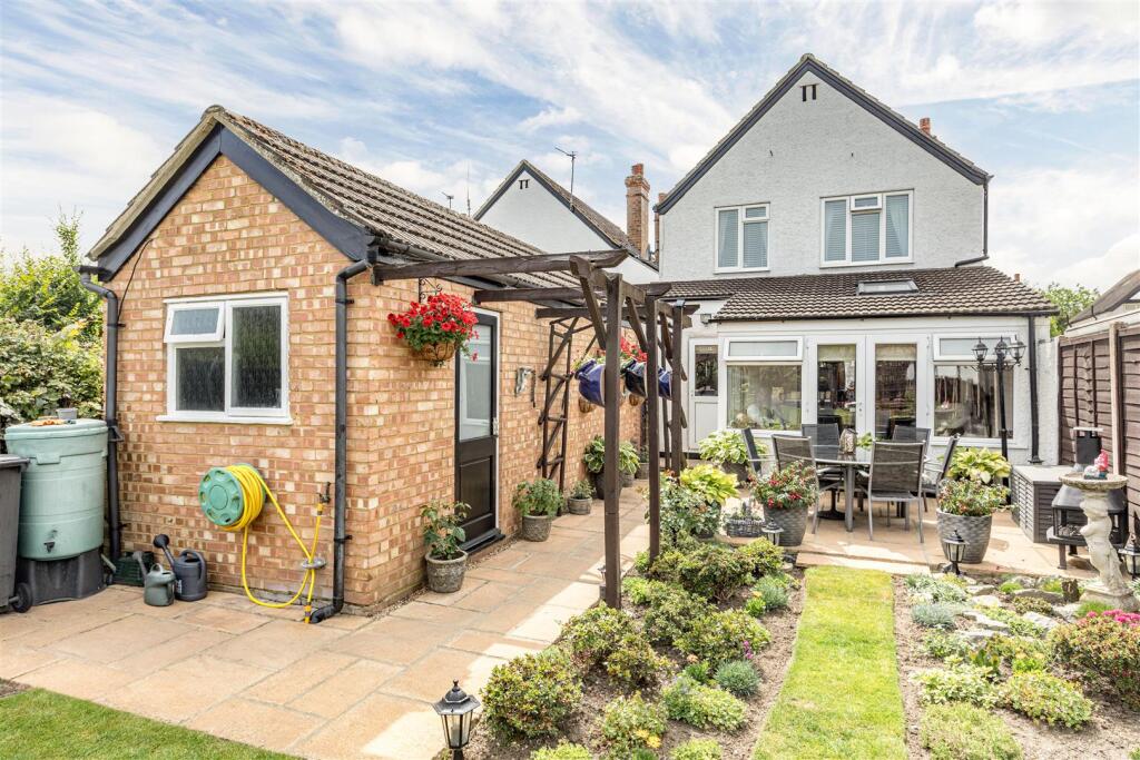 26 School Lane, Addlestone, KT15 1TB - 29.jpg