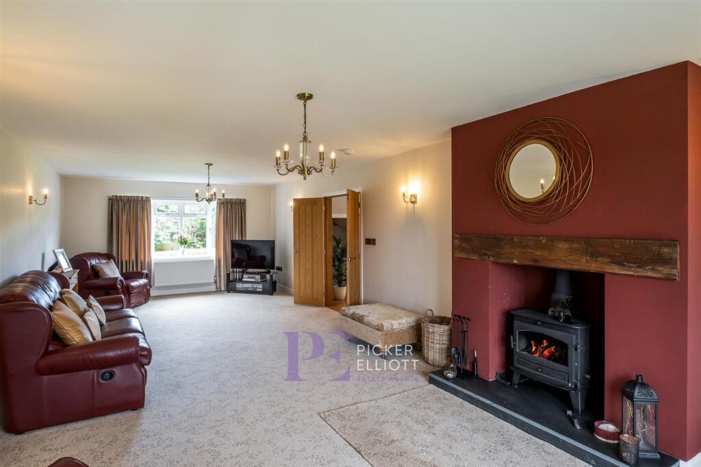 Spacious Through Lounge