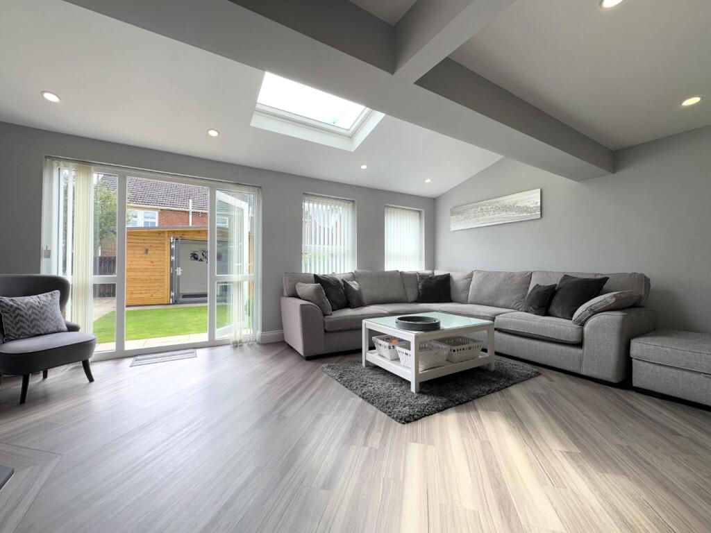 OPEN PLAN FAMILY/DINING ROOM