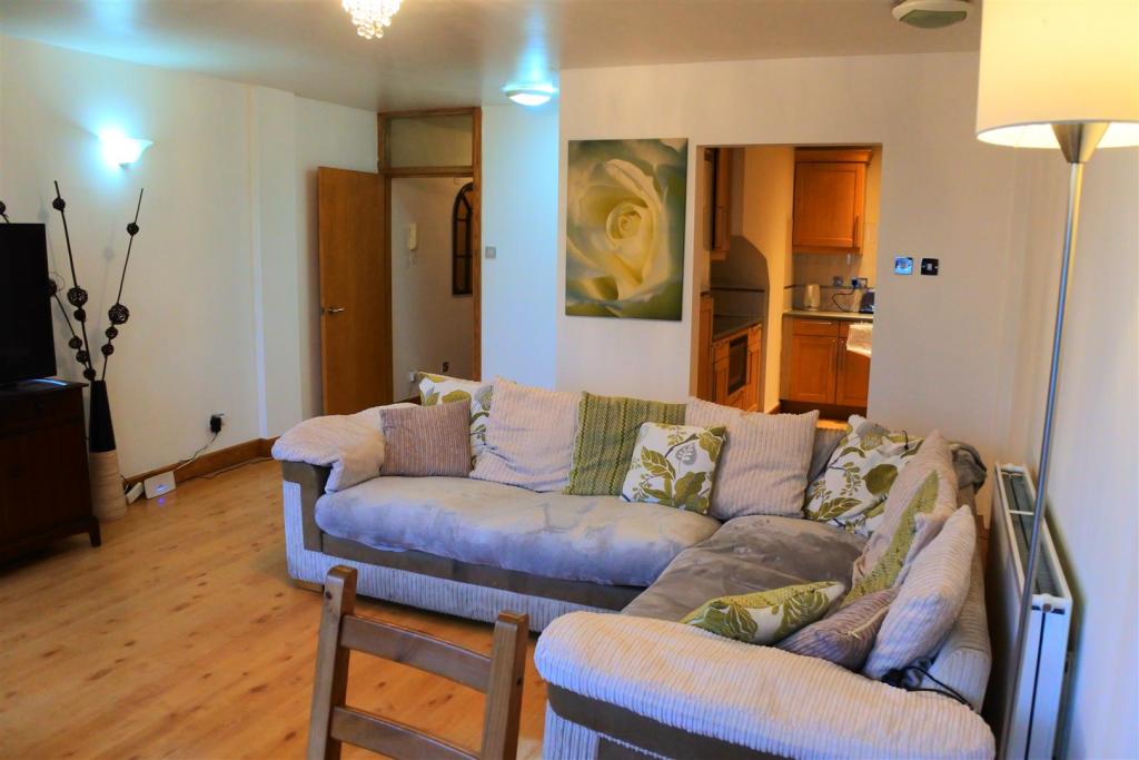 Lounge 2.JPG