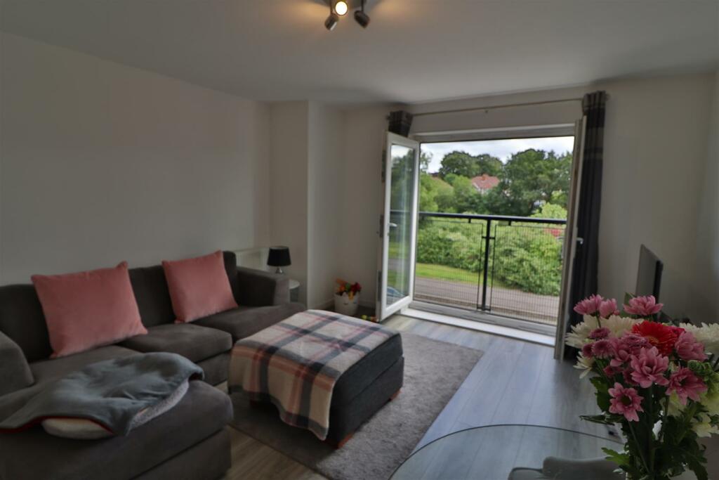 OPEN PLAN LOUNGE/DINING/KITCHEN