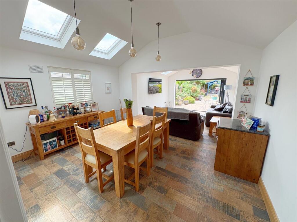 Dining area through to lounge.jpg