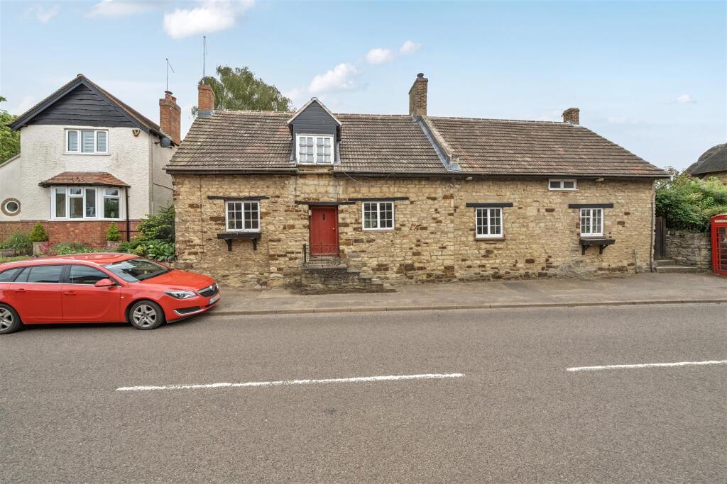 9 High Street, Blisworth (2).jpg