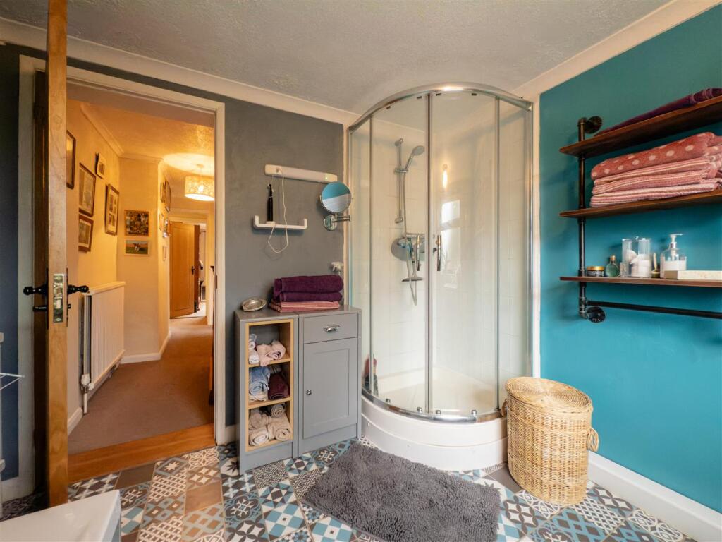 Bathroom 2.jpg