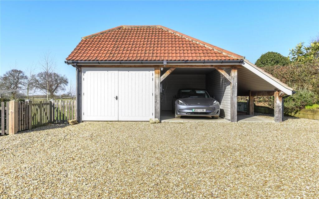 Garage/Carport