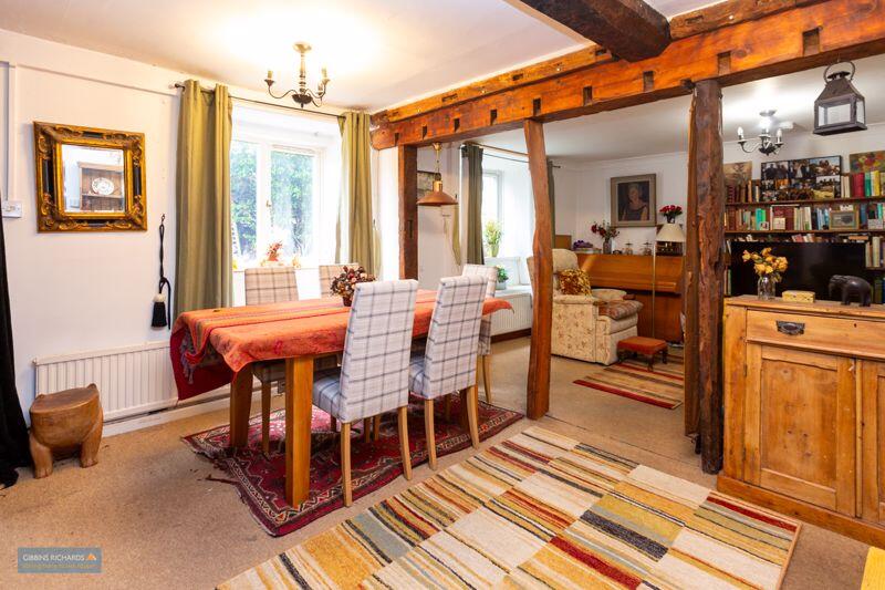 Sitting Room/Dining Area