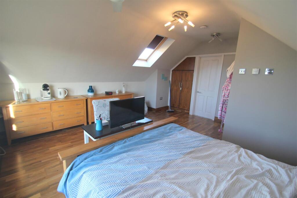 Master Bedroom (1) (1).JPG
