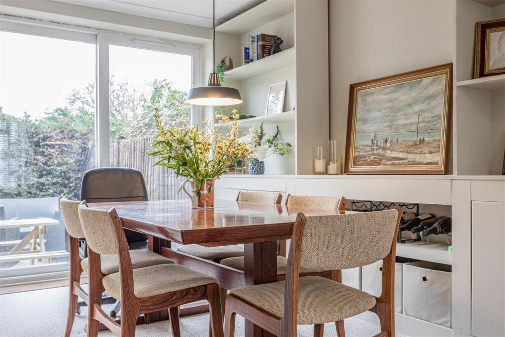 12 Gaveston Close, Byfleet, KT14 7HE - 22.jpg