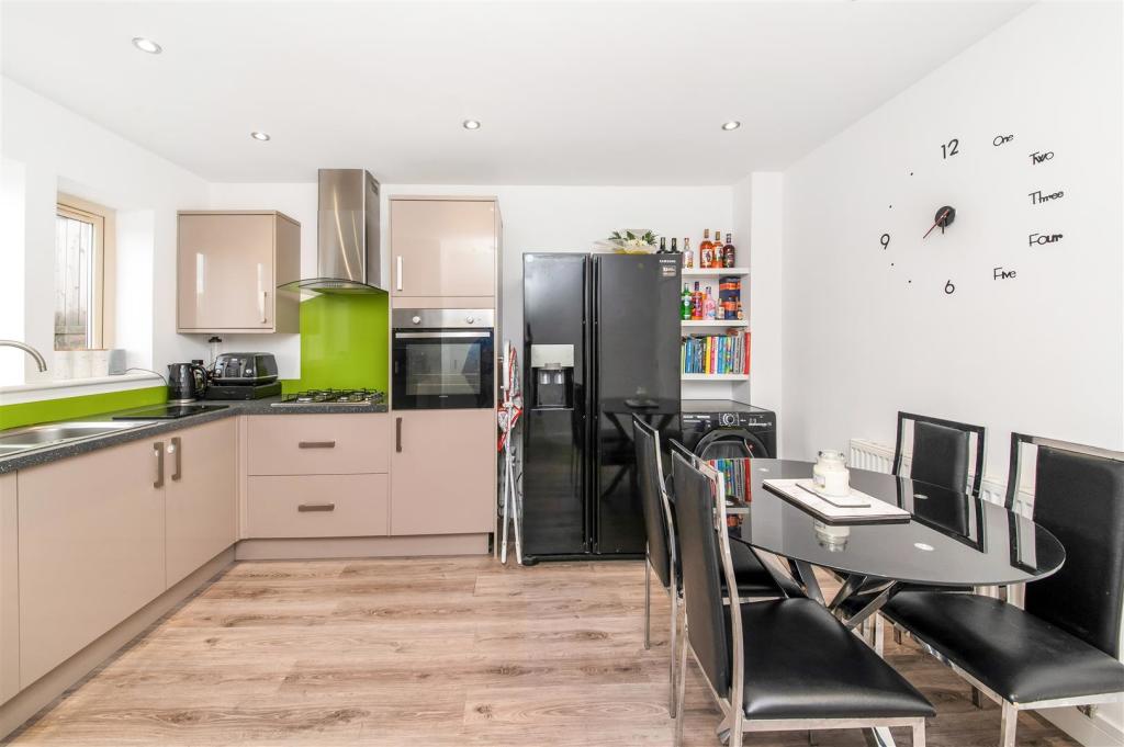 OPEN-PLAN DINING KITCHEN