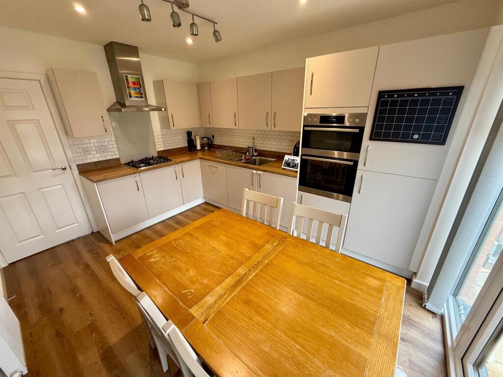 PG10 Kitchen2.jpg