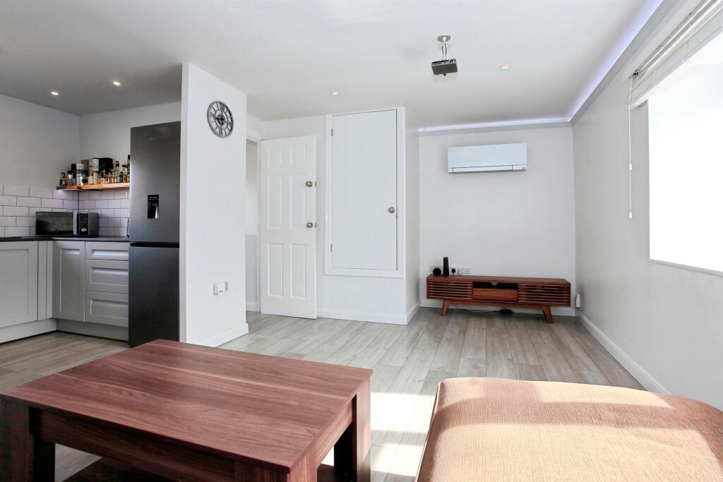 Lounge/Diner Area