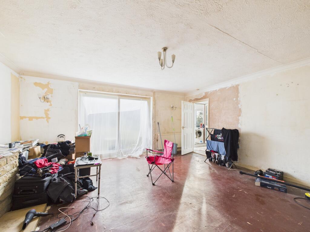 CAM04018G0-PR0407-STILL006