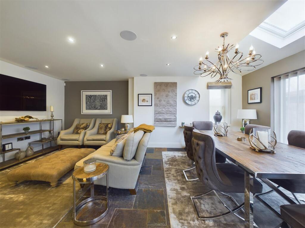 KITCHEN/RECEPTION ROOM