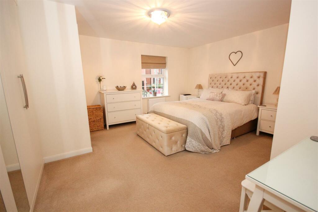 Master Bedroom a.jpg