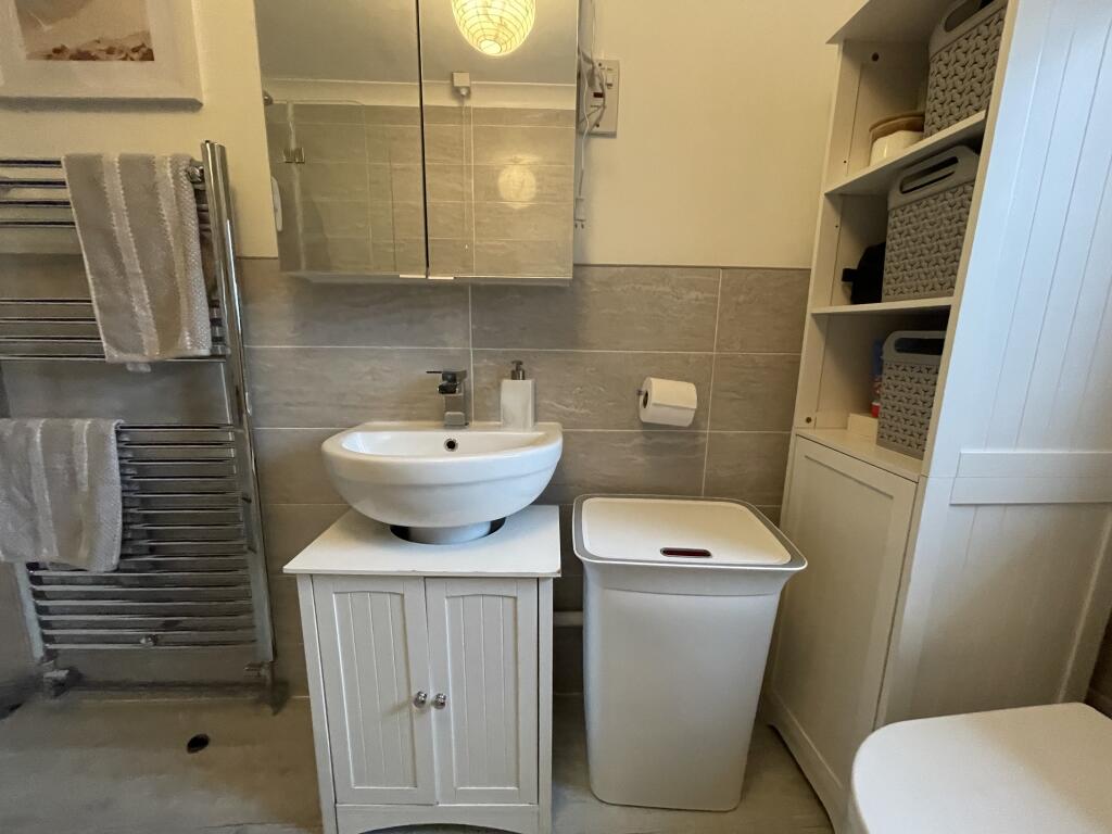 Bathroom 3.JPG