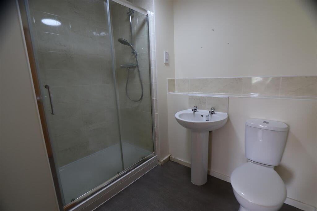 Bed 1 Ensuite.JPG