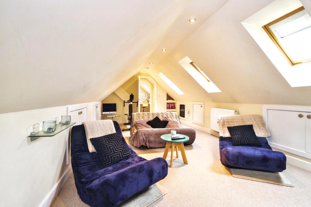 Bed 2 or cinema room