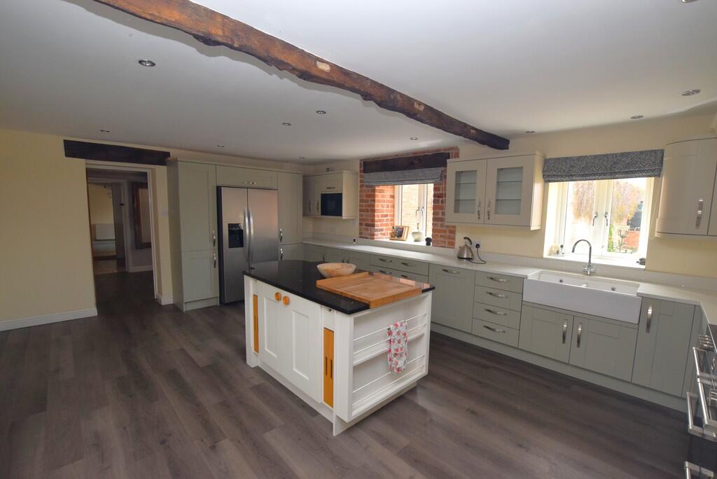 Charlton Barn Kit...