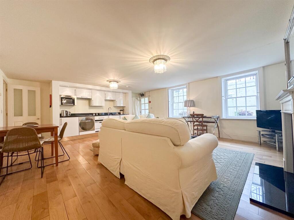 Sitting / Dining