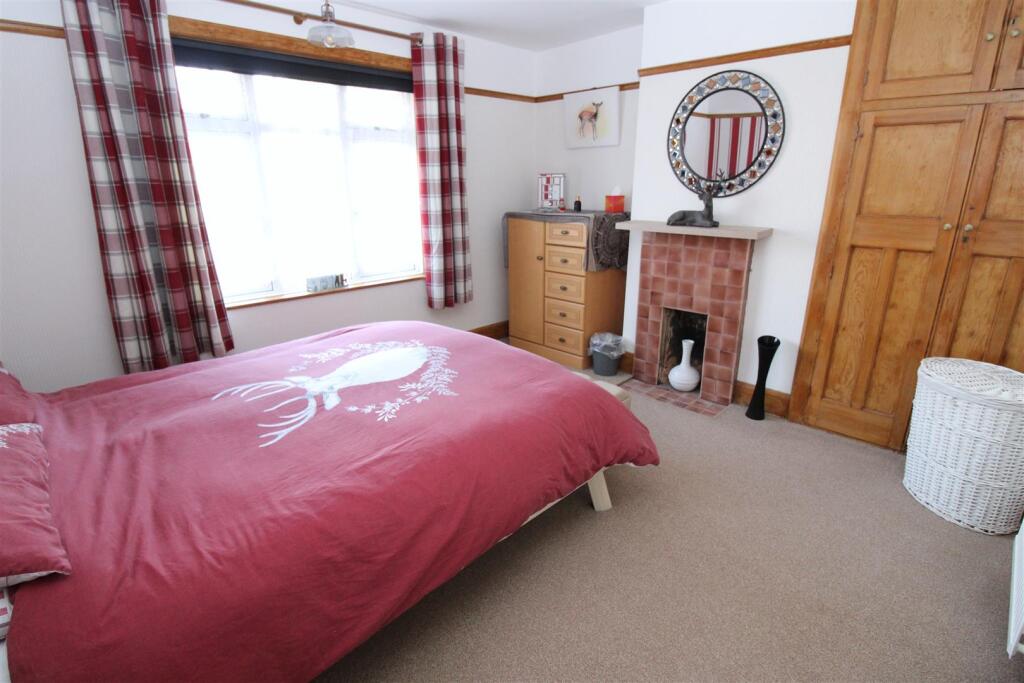 bedroom one again.JPG
