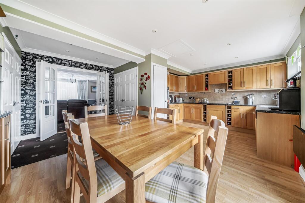 KITCHEN/ DINING ROOM