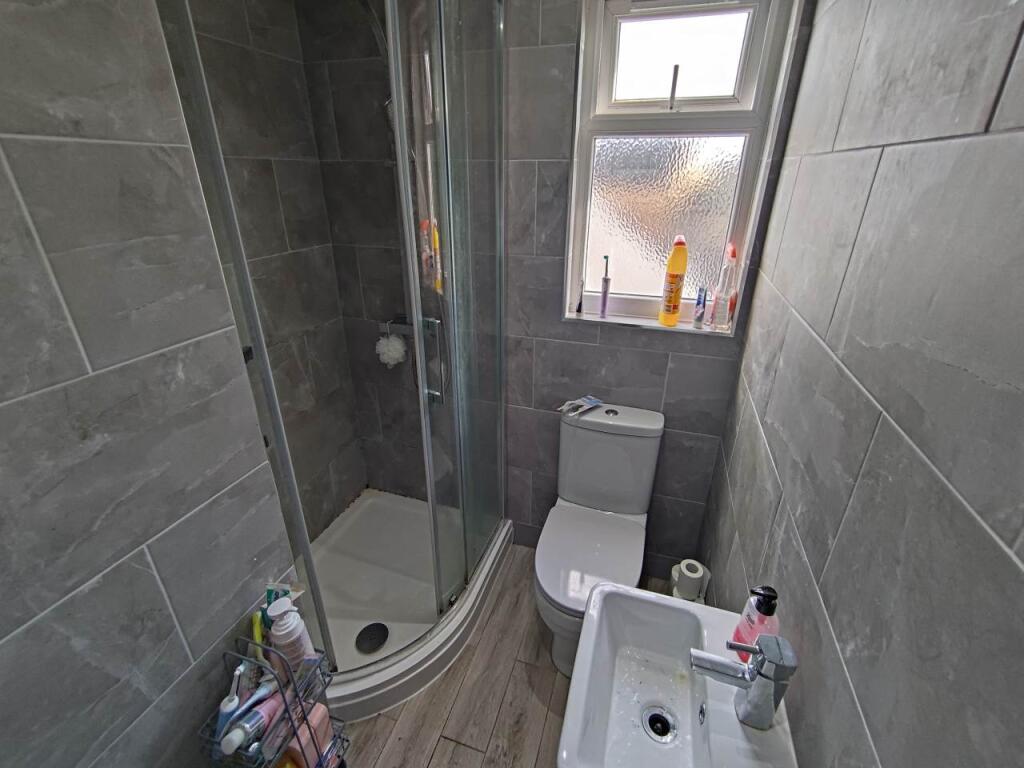 Second floor bathroo