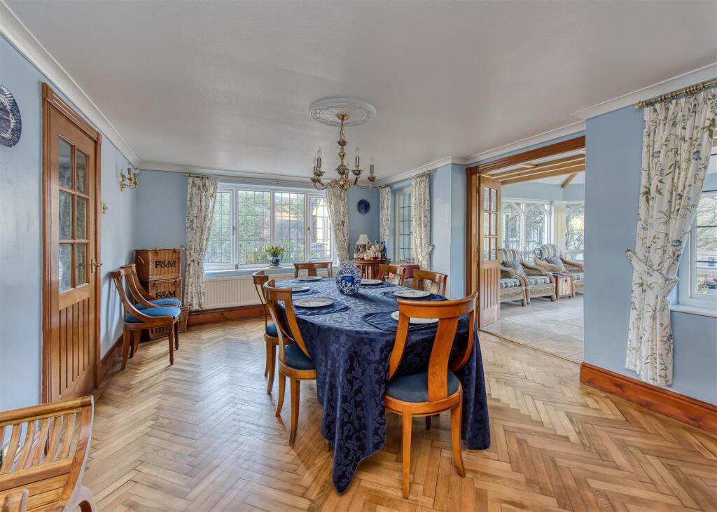 Natsfield House-dining1.jpg