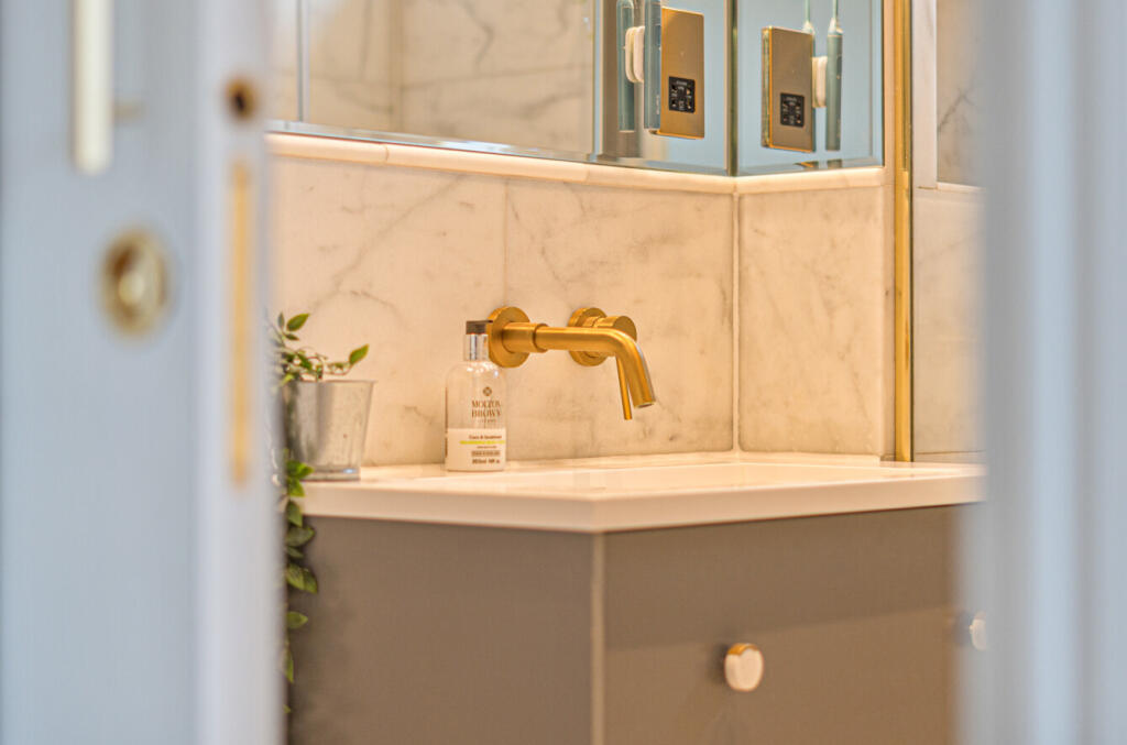 1381575-41-691c5d...