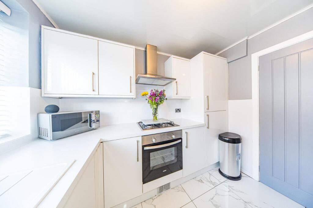 37 Deepdale drive kitchen.jpg