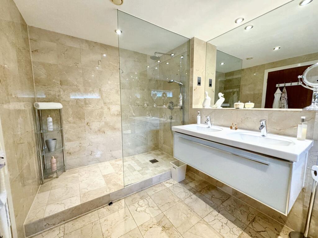 Master En-Suite