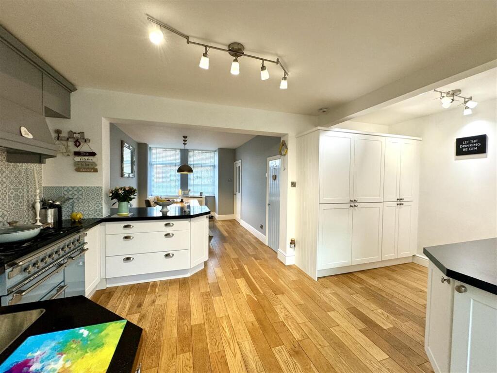 KITCHEN/BREAKFAST AREA