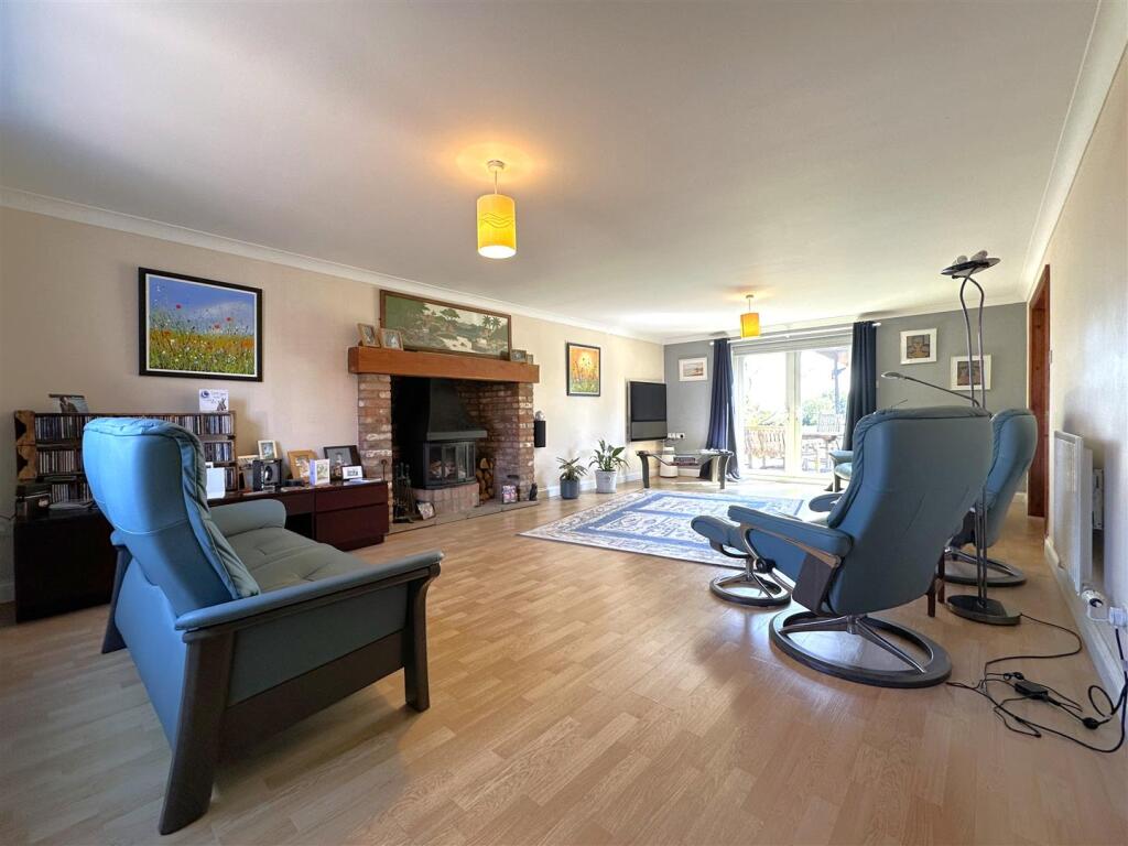 Generous Living Room 981
