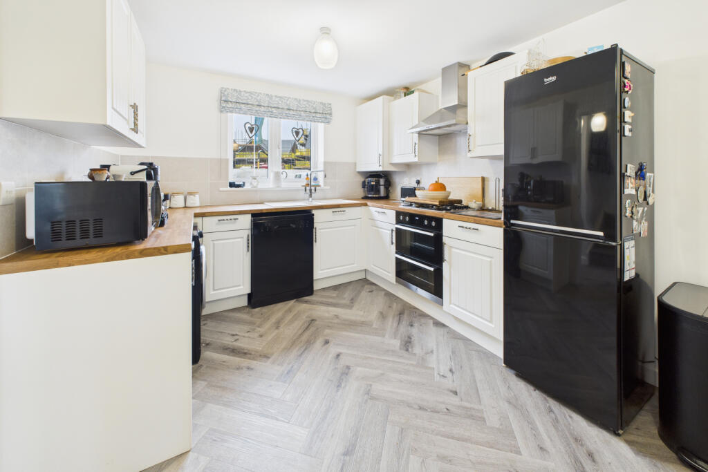 Kitchen / Dining Area