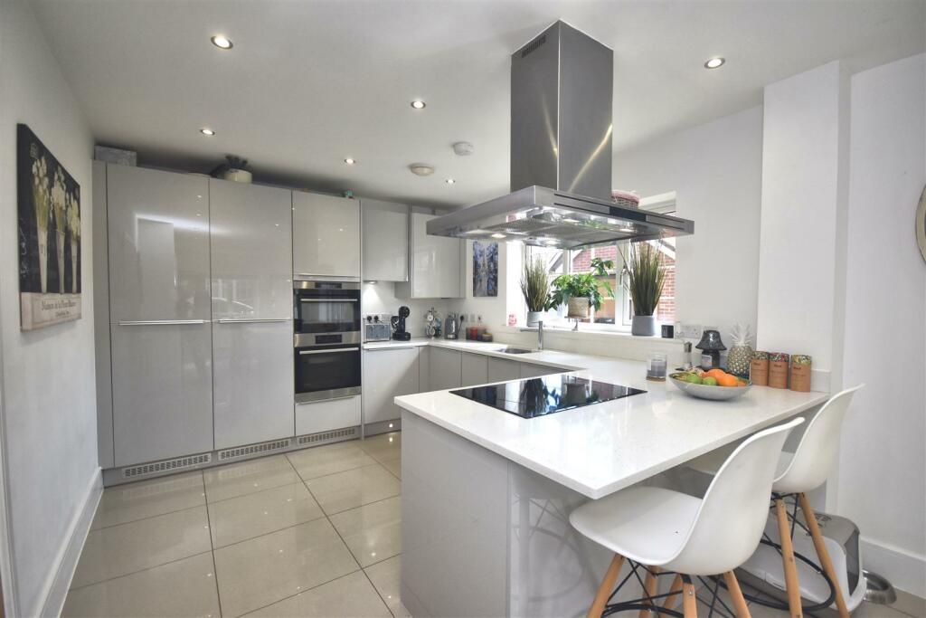 Kitchen 1.jpg