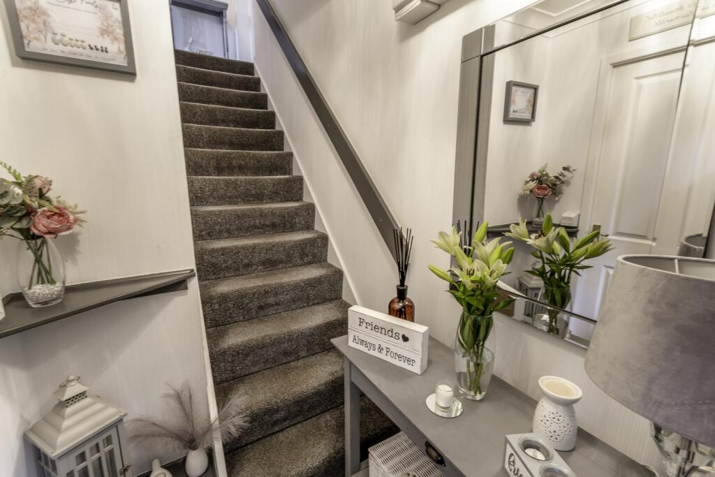 EweMove Estate Agents Scunthorpe - Entrance Hallwa