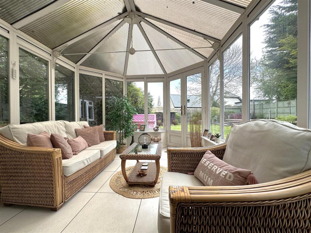 Lovely Conservatory 681