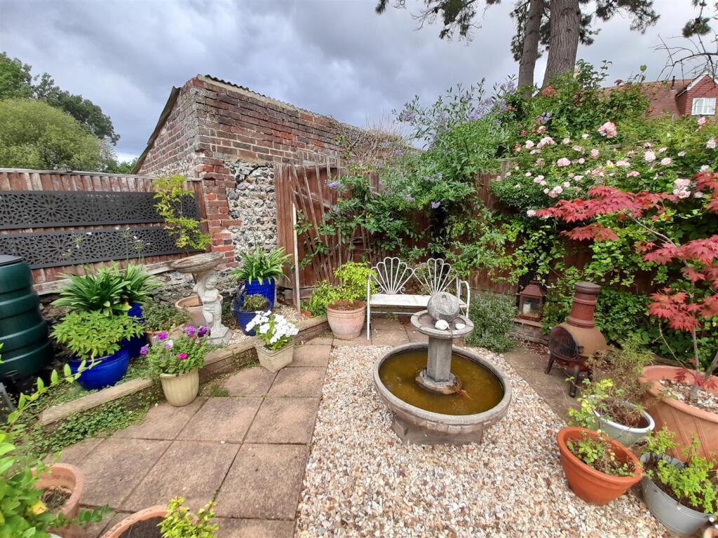 Rear garden 6.jpg
