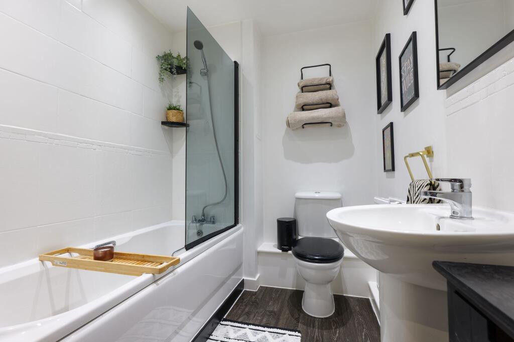 Modern, spacious Family Bathroom