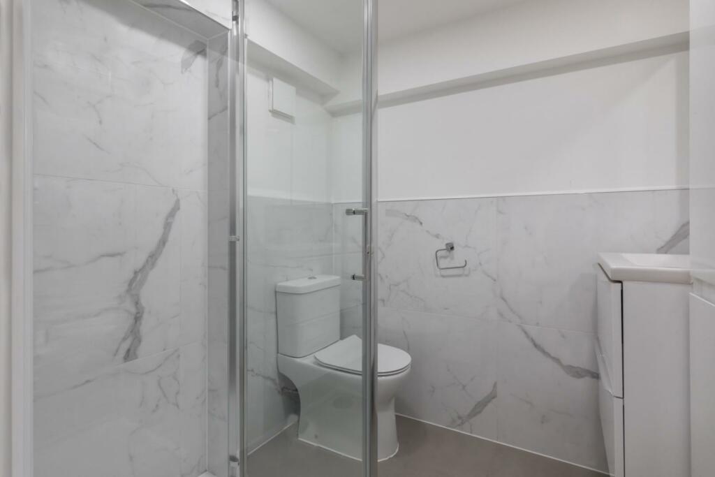 BATHROOM 3.jpg